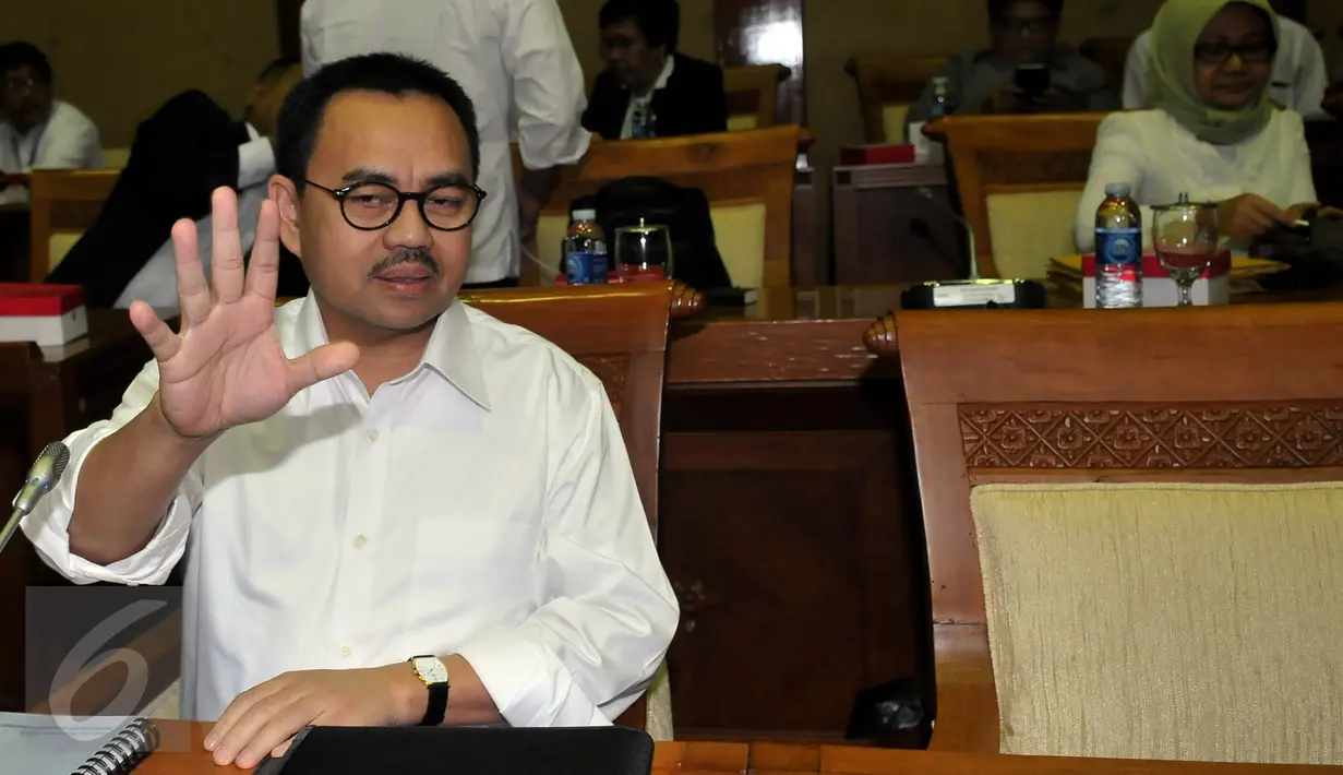 Menteri ESDM Sudirman Said mengikuti Rapat kerja dengan Komisi VII DPR di komplek Parlemen, Senayan, Jakarta,  (1/12). Rapat juga membahas Capaian Kinerja 1 Tahun Kementrian ESDM serta isu - isu terkini di Kementrian ESDM. (Liputan6.com/JohanTallo)