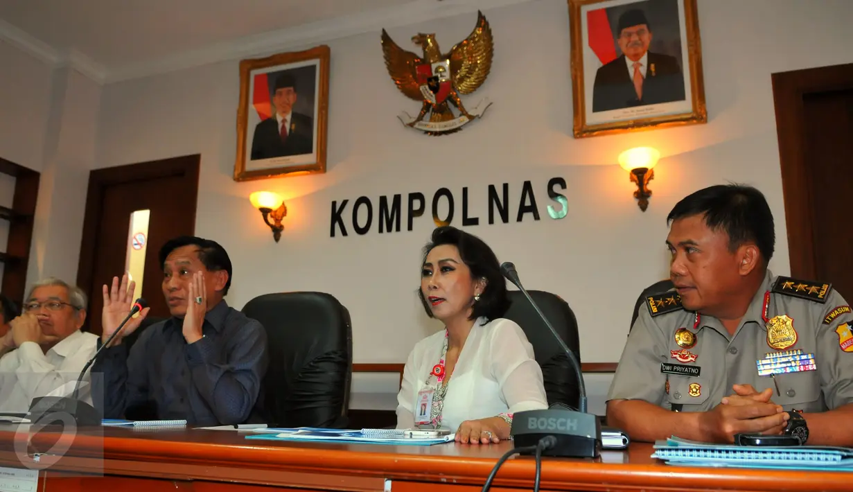 Panitia Seleksi Komisioner Kompolnas mengumumkan perpanjangan pendaftaran calon anggota Kompolnas di Jakarta, Senin (15/2). Masa penerimaan calon komisioner lembaga pengawas kepolisian itu diperpanjang hingga 29 Februari 2016. (Liputan6.com/Faisal R Syam)