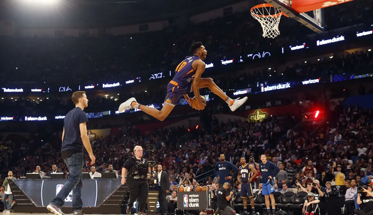 Lompatan pemain Phoenix Suns, Derrick Jones Jr. melakukan slam dunk  pada kontes slam dunk NBA All-Star Saturday Night di New Orleans, (18/2/2017). (AP/Gerald Herbert)