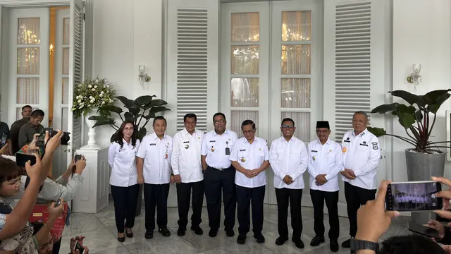 Gubernur Jakarta Pramono Anung usai berdiskusi dengan Gubernur Banten Andra Soni di Balai Kota Jakarta, Rabu (9/4/2025).