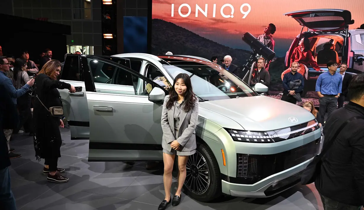 Hyundai IONIQ 9—kendaraan SUV berteknologi listrik tiga baris—saat diperkenalkan dalam pameran mobil AutoMobility LA 2024 di Los Angeles Convention Center pada tanggal 21 November 2024. (Robyn Beck/AFP)