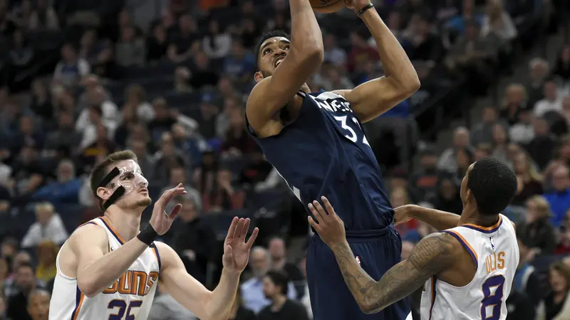 Aksi Karl Anthony Towns memasukkan bola ke keranjang Suns (AP)