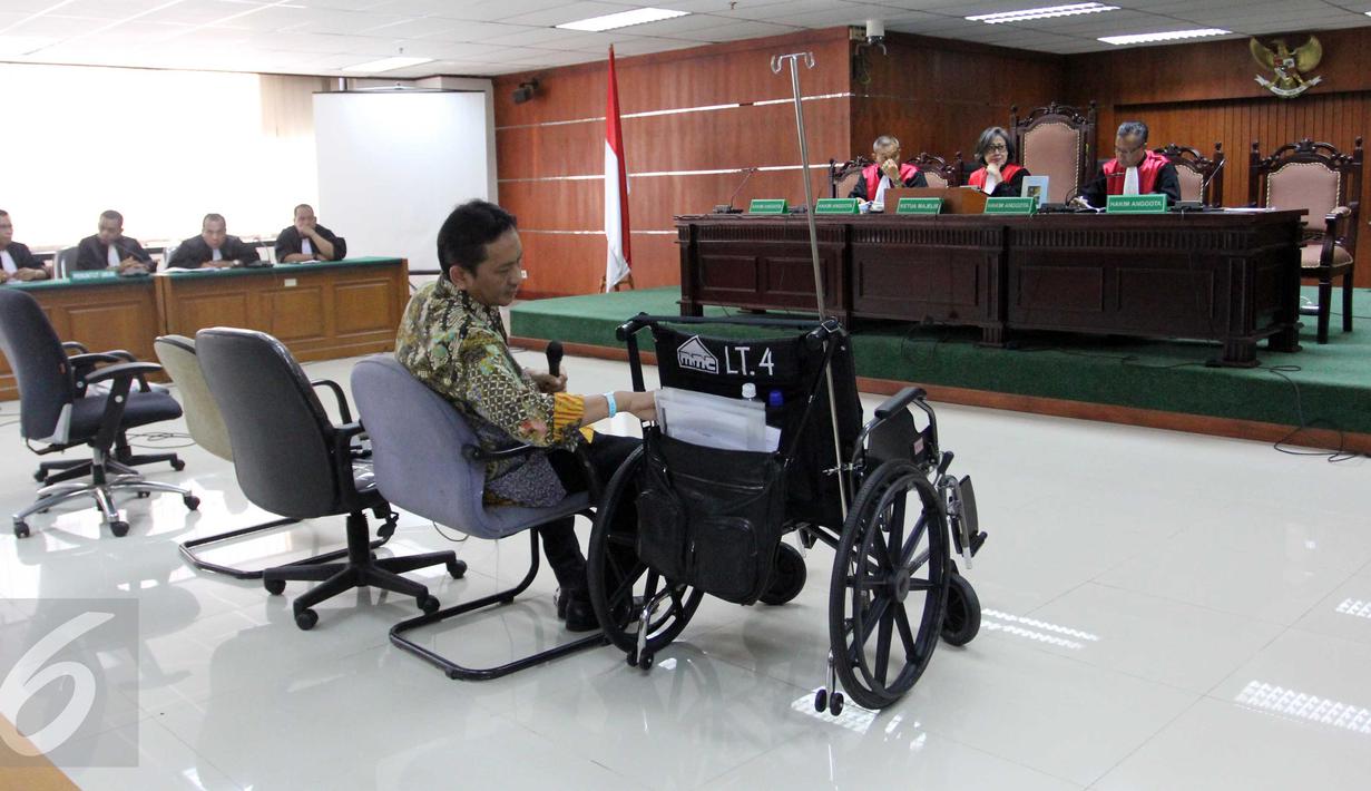 Udar Pristono saat bersiap membacakan pledoi di Pengadilan Tipikor, Jakarta, Senin (7/9/2015). Udar membantah melakukan tindak pidana korupsi pengadaan bus TransJakarta 2012-2013 dan tindak pidana pencucian uang. (Liputan6.com/Helmi Afandi)