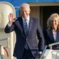 Presiden Joe Biden dan Ibu Negara Jill Biden tiba dengan pesawat Air Force One di RAF Mildenhall, Inggris, 9 Juni 2021 untuk menghadiri KTT G7. (Joe Giddens/Pool melalui AP)