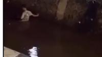 Video viral pria nyemplung ke aliran kali di Jagakarsa. (Dok. Tangkapan Layar Media Sosial)