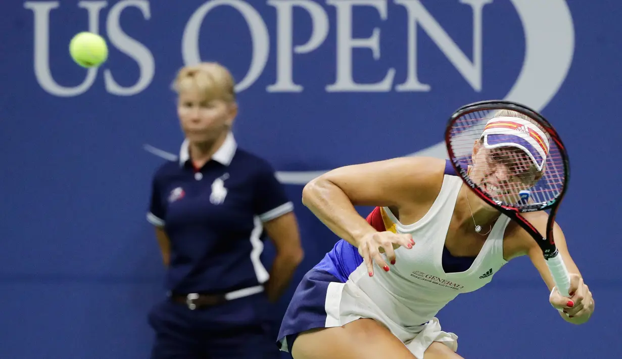 Petenis Jerman, Angelique Kerber melakukan servis ke arah petenis Jepang, Naomi Osaka pada putaran pertama AS Terbuka 2017 di New York, Selasa (29/8). Naomi sukses mempermalukan unggulan keenam itu dengan kemenangan 6-3, 6-1. (AP/Frank Franklin II)