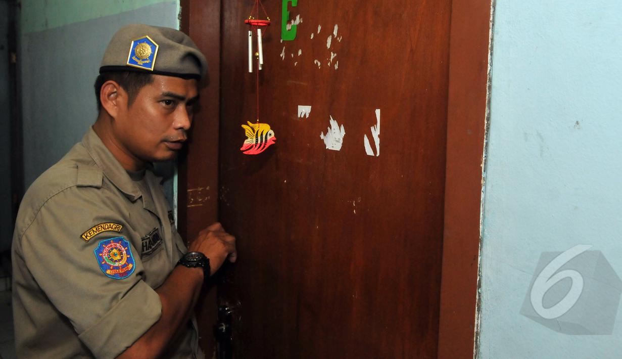 Petugas meminta penghuni kos untuk keluar saat penertiban indekos di kawasan Sawah Besar Jakarta (28/4/2015) . Penertiban dilakukan untuk meminimalisir kegiatan prostitusi (Liputan6.com/Andrian M Tunay)