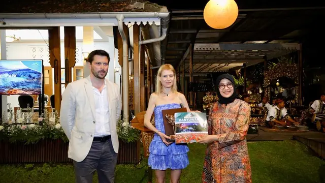 Tim asesor Unesco Global Geopark (UGG), Martina Paskova dan Jacob Walloe (Kanan) mendapat cindra mata buku yang menjelaskan Kawah Ijen dari Bupati Banyuwangi Ipuk Fiestiandani (Istimewa)