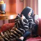 Syahrini berpose di sofa tempat dia menginap di hotel Jepang (dok.instagram@princessyahrini/https://www.instagram.com/p/BuU6jQDF2PO/Adinda Kurnia)