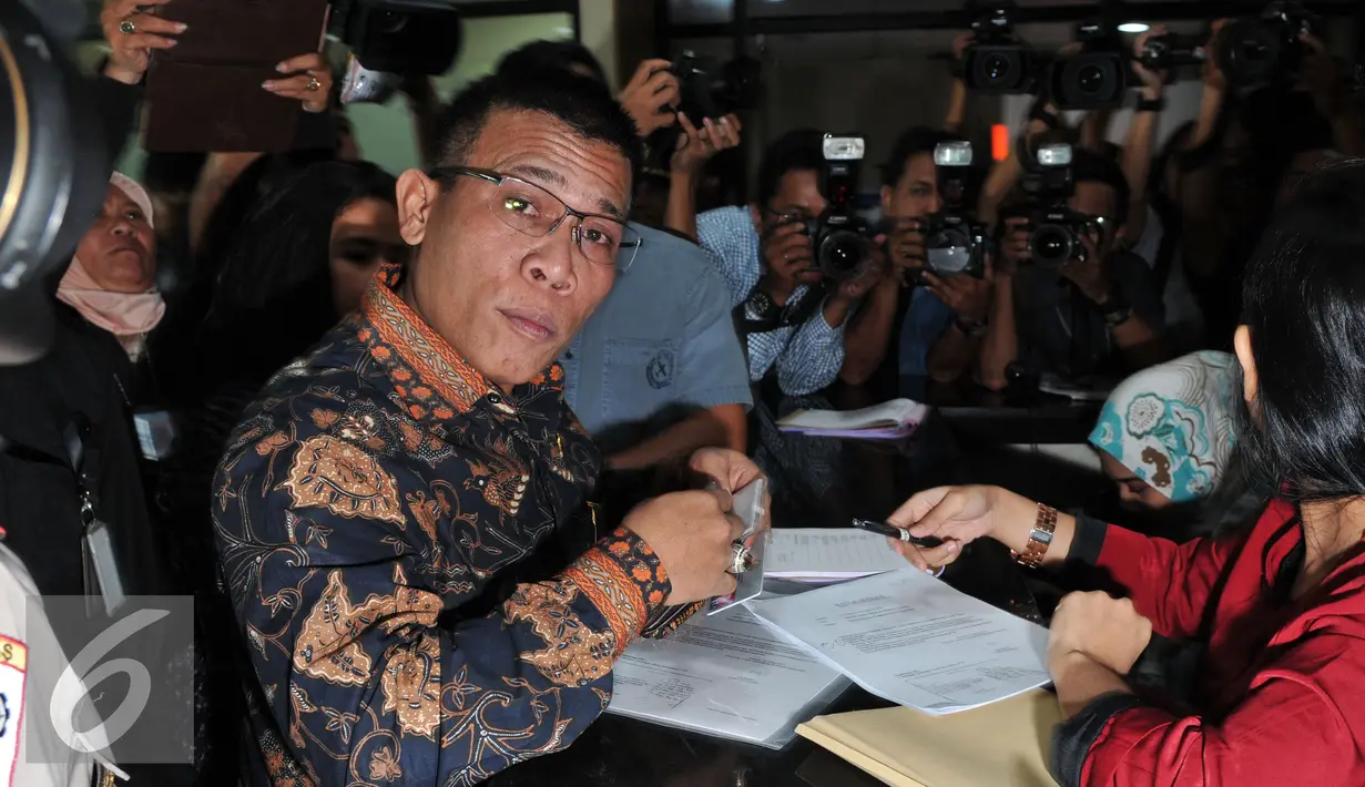 Anggota Komisi III DPR RI asal Fraksi PDI Perjuangan, Masinton Pasaribu membawa barang bukti kasus gratifikasi RJ Lino untuk dilaporkan ke penyidik KPK, Jakarta, Selasa (22/9/2015).  (Liputan6.com/Andrian M Tunay)