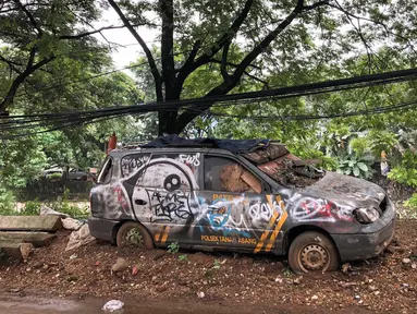 Sebuah mobil patroli Polsek Tanah Abang tampak mangkrak dan tidak terurus di kawasan Tanah Abang, Jakarta, Rabu (6/3). Mobil operasional merk KIA dibiarkan dipinggir jalan. (Liputan6.com/Fery Pradolo)