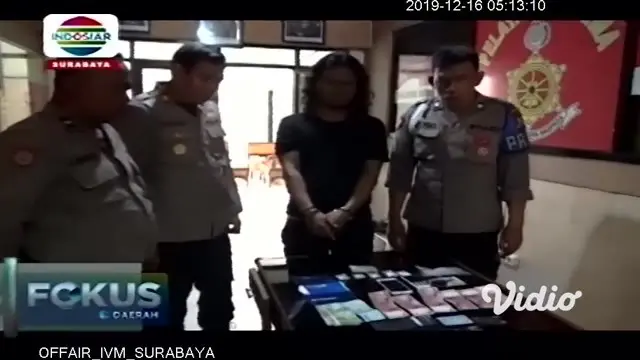 Seorang kurir narkoba diringkus Unit Reskrim Polsek Menganti, Gresik, Jawa Timur, di rumahnya. Saat ditangkap, tersangka sempat menelan dua klip sabu, agar tidak ketahuan petugas.