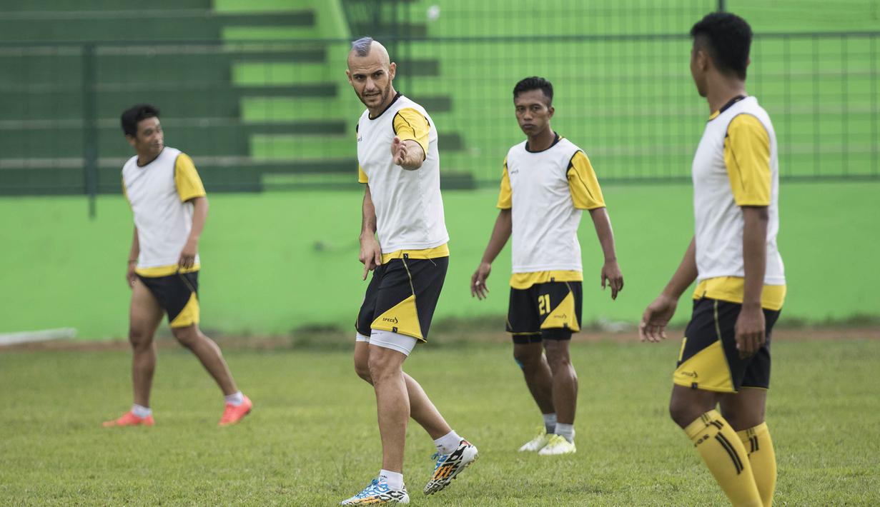 Bek Arema Cronus, Kiko Insa, berlatih jelang laga menghadapi Sriwijaya FC pada Piala Jenderal Sudirman di Stadion Gajayana, Malang, Jumat (20/11/2015). (Bola.com/Vitalis Yogi Trisna)