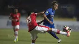 Gelandang Persib, Raphael Maitimo, berebut bola dengan bek Persija, William Pacheco, pada laga Liga 1 di Stadion GBLA Bandung, Jawa Barat, Sabtu (22/7/2017). Kedua klub bermain imbang 1-1. (Bola.com/Vitalis Yogi Trisna)