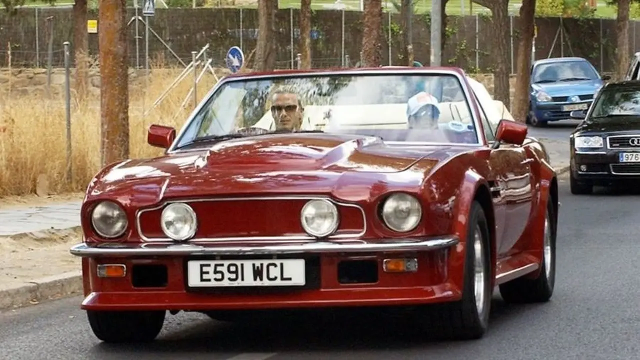 Masuk jajaran koleksi David Beckham selama 15 tahun, Aston Martin V8 Volante dijual di situs jual beli online