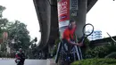 Pengendara motor melintas di sisi poster atlet para cabang tenis kursi roda peraih medali emas Agus Fitriadi di bawah jembatan layang non tol Antasari, Jakarta, Rabu (26/9). Asian Para Games 2018 berlangsung 6-13 Oktober. (Liputan6.com/Helmi Fithriansyah)