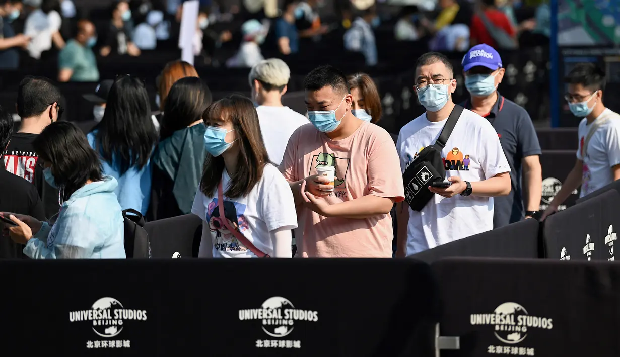 Warga antre untuk memasuki taman hiburan Universal Studios Beijing saat uji coba khusus undangan di Beijing, China, Rabu (1/9/2021). Universal Studios Beijing akan dibuka untuk umum pada 20 September 2021. (Noel Celis/AFP)