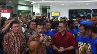 Para pemain Persib Bandung mendapatkan hadiah Rp 400 juta dari sponsor mereka, Indosat di kantor Indosat, Jakarta, Senin (19/10/2015)