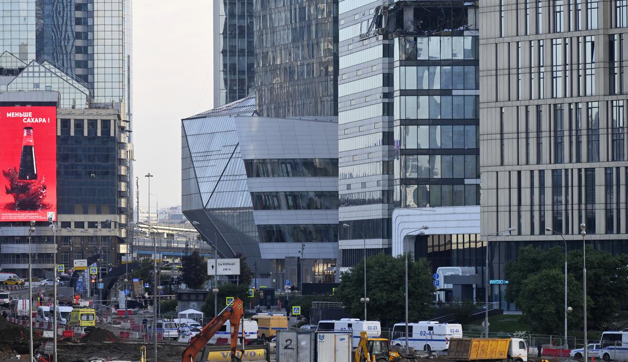 Kementerian Pertahanan Rusia mengklaim telah "menekan" dua drone, menyebabkan mereka kehilangan kendali dan jatuh di Kota Moskow, dan menembak jatuh drone ketiga. (AP Photo)