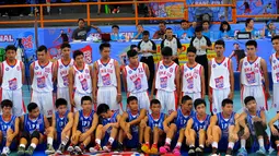 Finalis Pop Mie InstaHits Basketball antara SMA IPH Surabaya VS SMA N 116 Jakarta berpose bersama sebelum memulai pertandingan, Senayan, Minggu (17/2/2015). Kompetisi dimenangkan SMA N 116 dengan skor 74-72.(Liputan6.com/Faisal R syam)