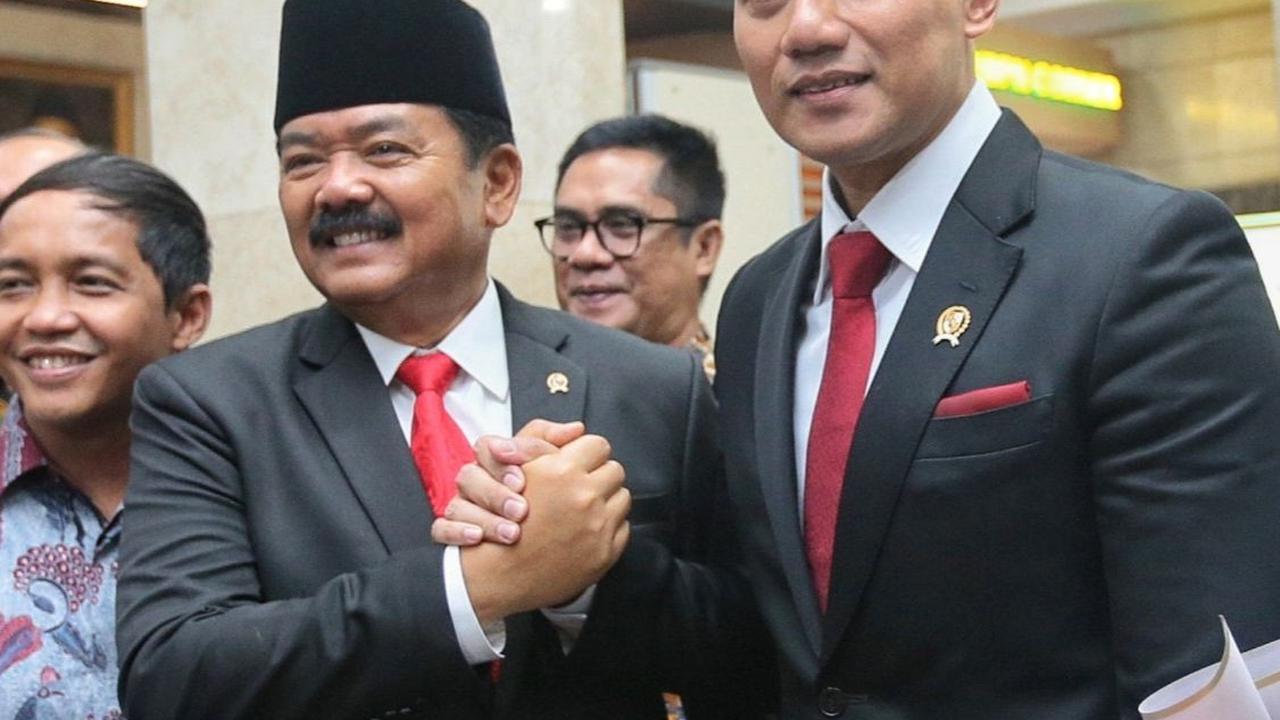 Usai pelantikan, AHY melakukan sertijab tugas Menteri Agraria dan Tata Ruang / Kepala Badan Pertanahan Nasional (ATR / BPN) dengan Hadi Tjahjanto. Foto: Liputan6.com / Angga Yuniar