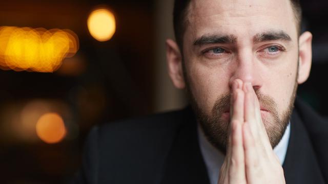 Ilustrasi pria menangis (iStockphoto)