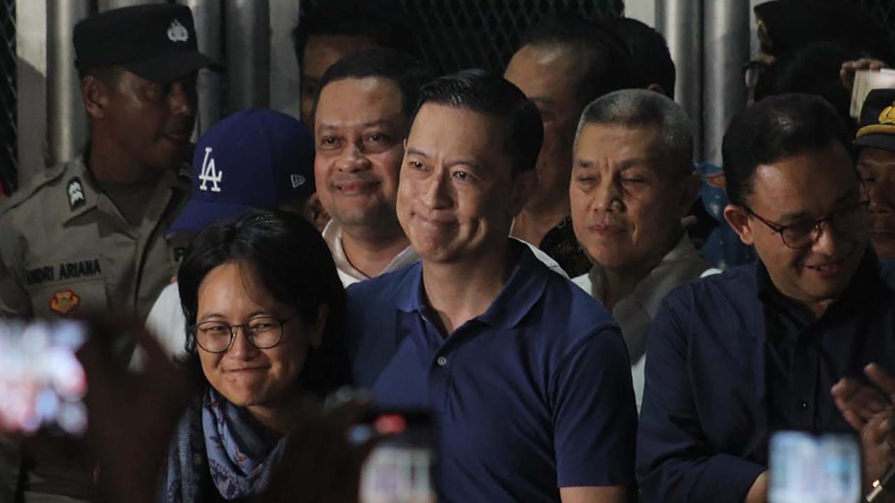 FOTO: Abolisi dari Presiden, Tom Lembong Resmi Tinggalkan Jeruji Besi