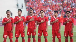 Para pemain starting XI Timnas Indonesia U-22 berbaris menyanyikan lagu kebangsaan Indonesia Raya sebelum dimulainya laga semifinal cabor sepak bola SEA Games 2023 menghadapi Vietnam di Olympic National Stadium, Phnom Penh, Kamboja, Sabtu (13/5/2023). (Bola.com/Abdul Aziz)