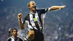 Alan Shearer. Striker yang pensiun pada Juli 2006 bersama Newcastle United ini tercatat sebagai pencetak gol terbanyak di Liga Inggris yaitu 260 gol. Pemain aktif yang berada di urutan terdepan untuk mengejarnya adalah pemain Tottenham Hotspur, Harry Kane dengan 168 gol. (AFP/Odd Andersen)