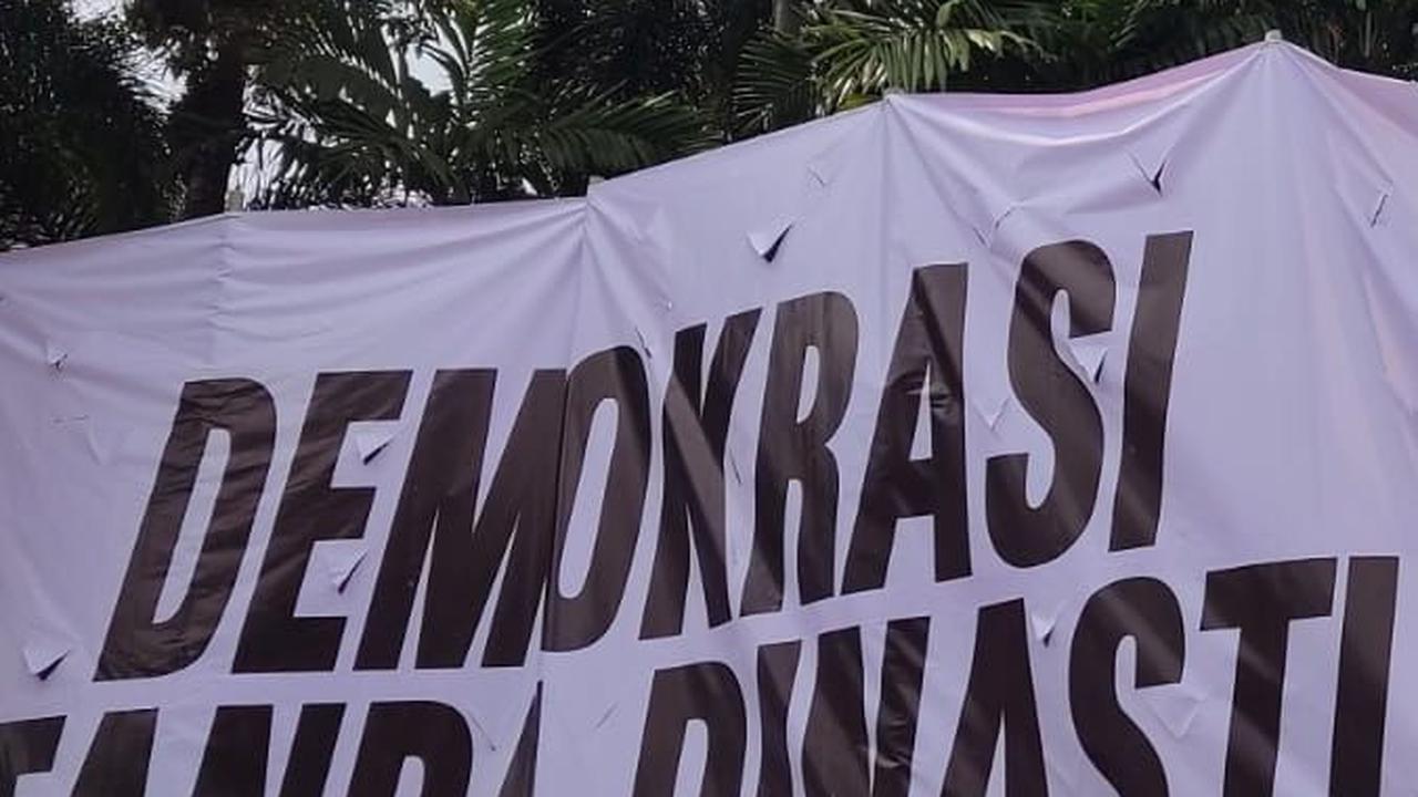 Anies-Cak Imin Lewat Depan Rumah Pemenangan Prabowo, Terbentang Spanduk 'Demokrasi Tanpa Dinasti