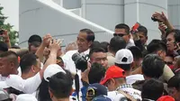 Calon Presiden nomor urut 01, Joko Widodo menyapa pendukungnya di Bandung. (Huyogo Simbolon)