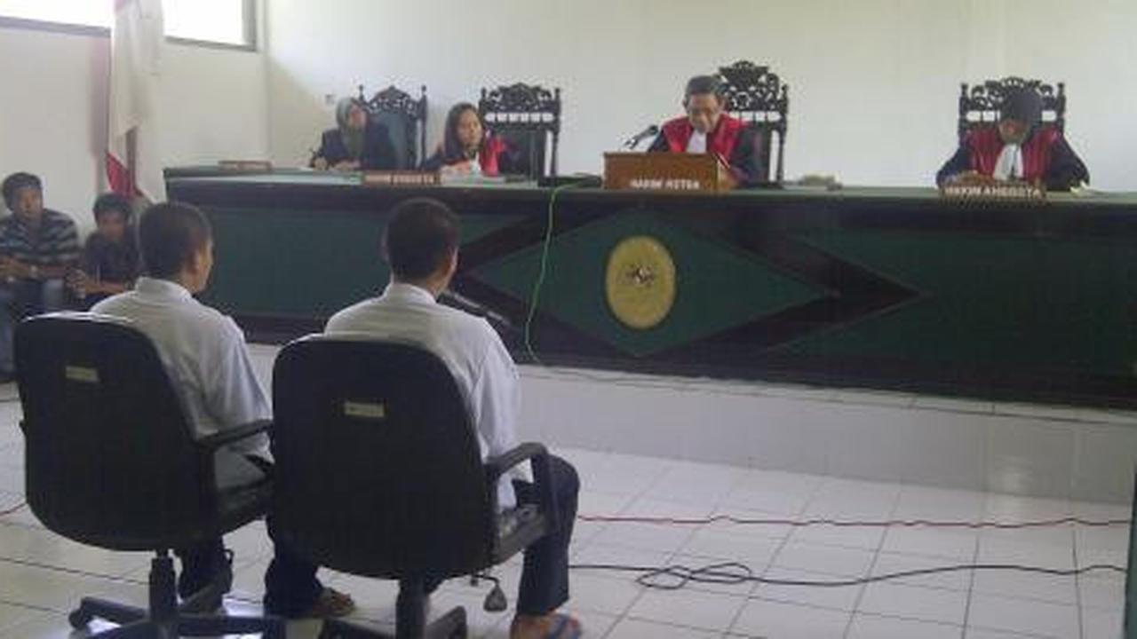 2 Pemotong bambu dituntut sebulan penjara, warga menangis