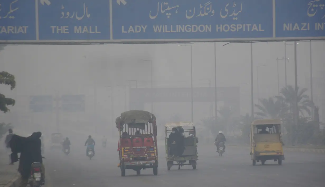 Sejumlah penglaju terlihat diselimuti kabut asap di Lahore, Pakistan timur, pada 10 November 2020. Kabut asap tebal menyelimuti banyak wilayah di Lahore pada Selasa (10/11). (Xinhua/Sajjad)