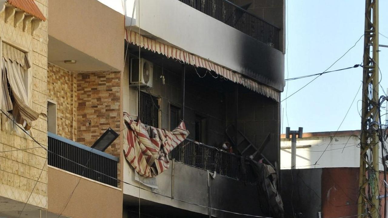 Terlihat sebuah bangunan tempat tinggal yang hangus sebagian usai terkena hantaman serangan udara Israel di Sidon. Foto: AFP