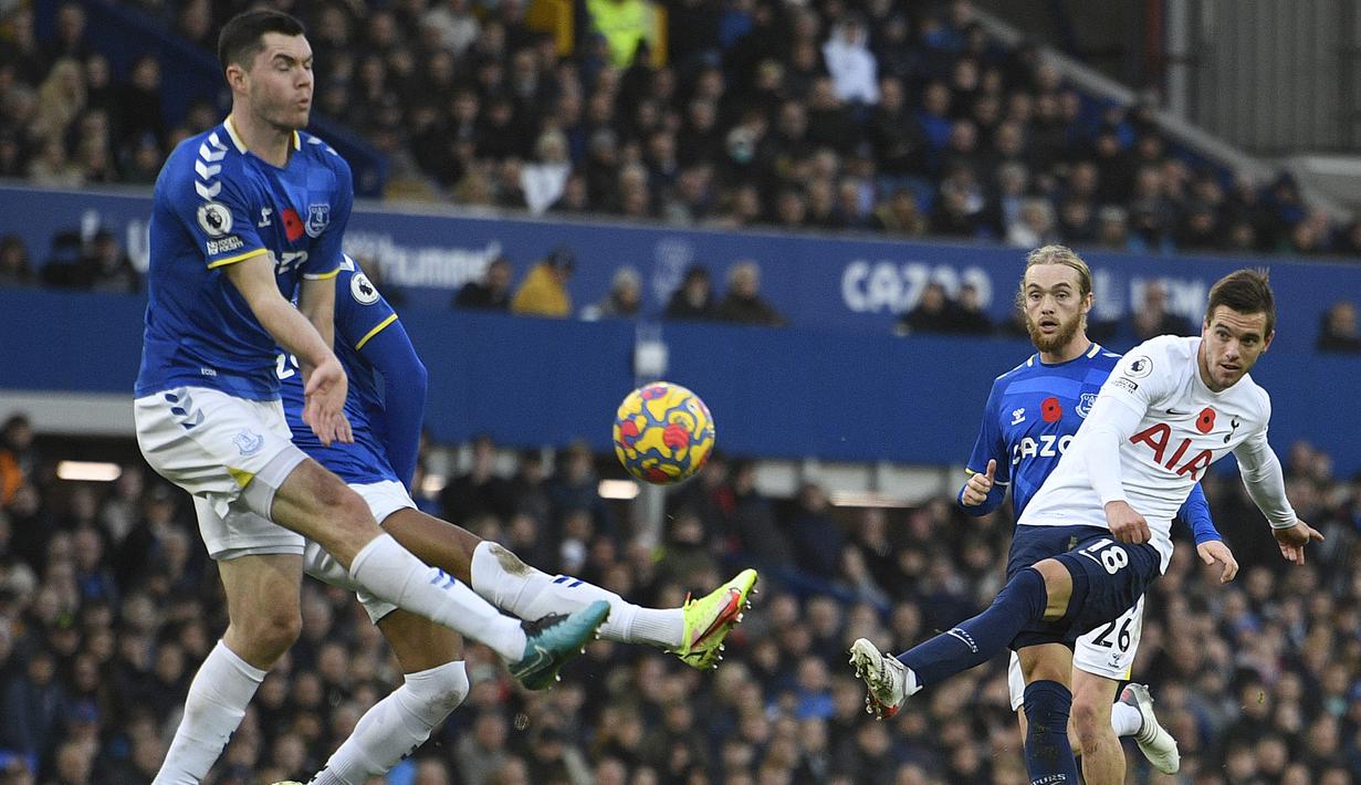 Gelandang Tottenham Hotspur, Giovani Lo Celso (kanan) melepaskan tendangan ke gawang Everton pada laga Liga Inggris 2021/2022 di Goodison Park, Liverpool (7/11/2021). Giovani Lo Celso dipinjam Tottenham Hotspur dari Real Betis selama semusim pada 2019/2020 dengan biaya 16 juta euro. Tampil sesuai ekspektasi untuk menghidupkan di lini tengah Spurs, ia dipermanenkan dengan mahar 32 juta euro pada 2020/2021. (AFP/Oli Scarff)