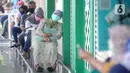 Pengunjung antre dengan menjaga jarak fisik (Physical Distancing) saat menunggu supermarket buka di kawasan Ciputat, Tangerang Selatan, Selasa (14/4/2020). Pemerintah terus mengimbau warga untuk melakukan jarak fisik sebagai tindakan pencegahan penyebaran Corona COVID-19. (merdeka.com/Arie Basuki)