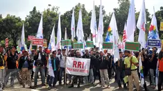 Massa buruh yang tergabung dalam Konfederasi Serikat Pekerja Indonesia (KSPI) menggeruduk Balai Kota DKI Jakarta, Rabu (1/6). Dalam aksinya, mereka menuntut kenaikan upah minimum DKI sebesar Rp 650 ribu. (Liputan6.com/Gempur M Surya)
