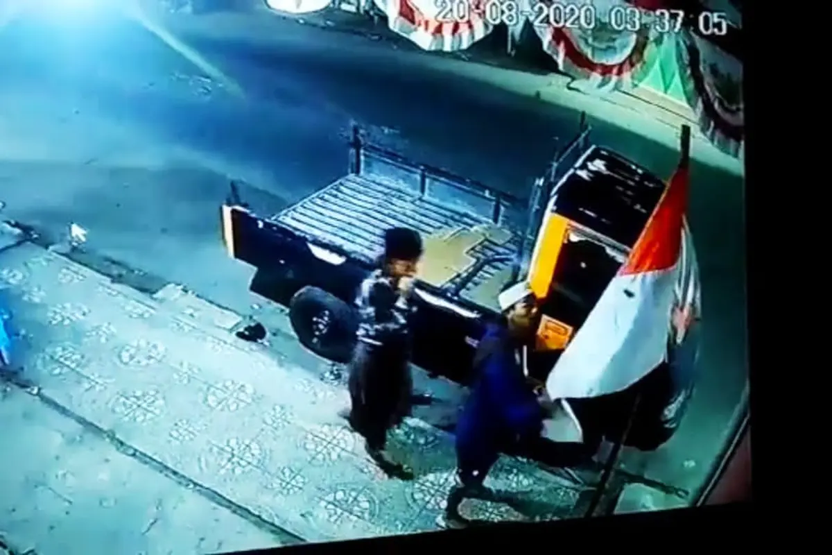 Sekelompok pemuda bersarung dan berpeci terlihat mencopot bendera merah putih di jalan raya Wanaraja, Garut, Jawa Barat.
