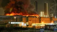 Kebakaran besar terlihat di Balai Kota Crocus di tepi barat Moskow, Rusia, Jumat, (22/3/2024). Beberapa pria bersenjata menyerbu gedung konser besar di Moskow itu dan menembakkan senjata otomatis ke arah kerumunan, menewaskan dan melukai sejumlah orang, serta&nbsp; memicu kobaran api besar-besaran. (Sergei Vedyashkin/Kantor Berita Moskow melalui AP)