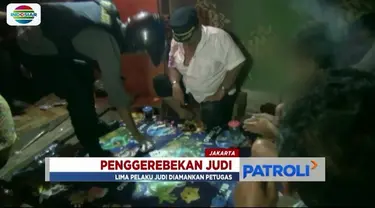 Gerebek sebuah warung yang dijadikan arena judi di kawasan Pasar Enjo, Pulogadung, Jaktim, polisi mengamankan lima orang, termasuk dua orang wanita yang ikut bermain.