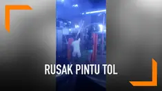 Lantaran tak diperbolehkan masuk, beberapa pemotor merusak pintu tol dan tak membayar.