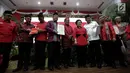 Ketua Umum PDIP Megawati Soekarnoputri berpose bersama pasangan cagub-cawagub PDIP untuk Pilkada 2018 di Kantor DPP PDIP, Jakarta, Minggu (17/11). (Liputan6.com/Faizal Fanani)