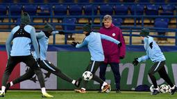 Para pemain Manchester City saat mengikuti sesi latihan jelang menghadapi Shakhtar Donetsk pada grup F Liga Champions. di Kharkiv, Ukraina (5/12). Pada pertandingan pertama City unggul 2-0. (AFP Photo/Genya Savilov)