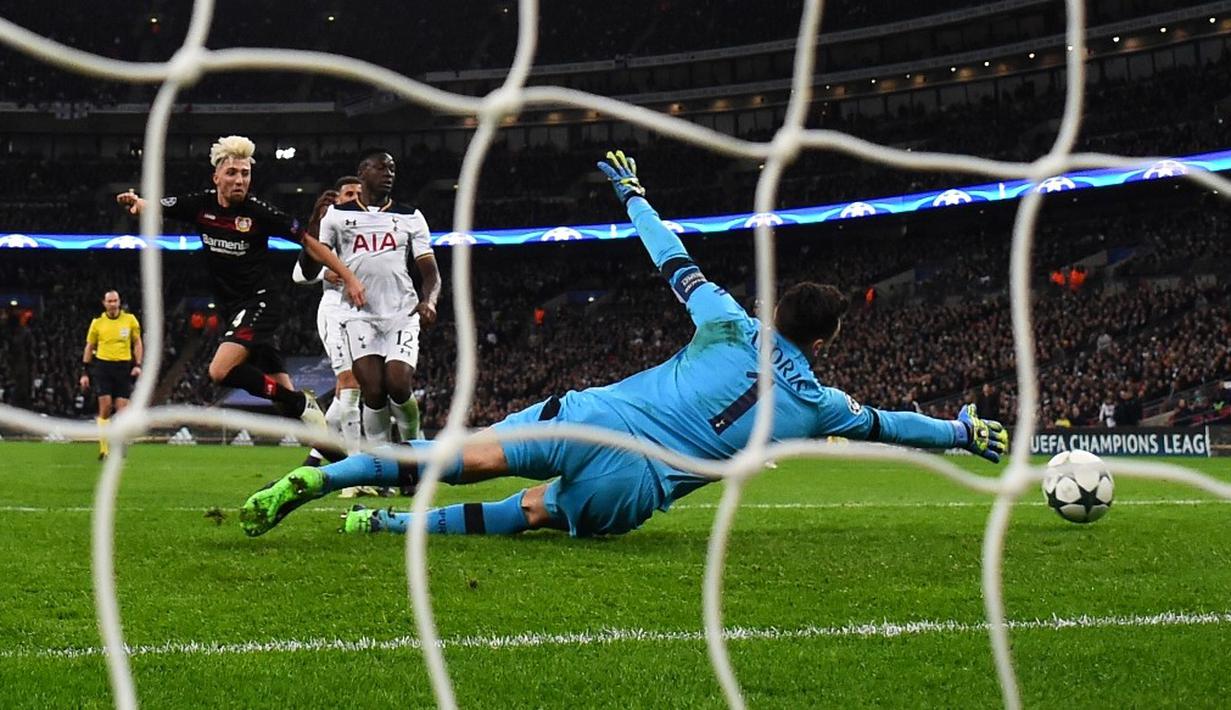 Pemain Bayer Leverkusen, Kevin Kampl, mencetak gol ke gawang Tottenham Hotspur dalam laga Grup E Liga Champions di Stadion Wembley, Kamis (3/11/2016) dini hari WIB. (Reuters/Dylan Martinez)