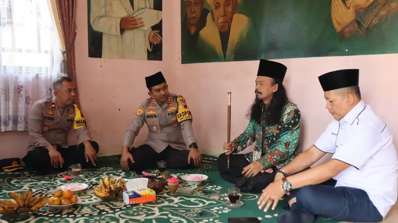 Kapolres Pemalang silaturahmi ke kiai dan tokoh masyarakat jelang Pilkada Serentak 2024. (Foto: Liputan6.com/Humas Polres Pemalang)