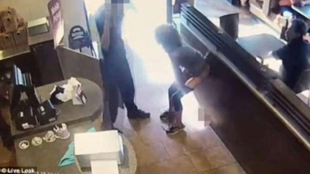 wanita lempar kotoran ke pegawai restoran (Boldsky/Liveleak)