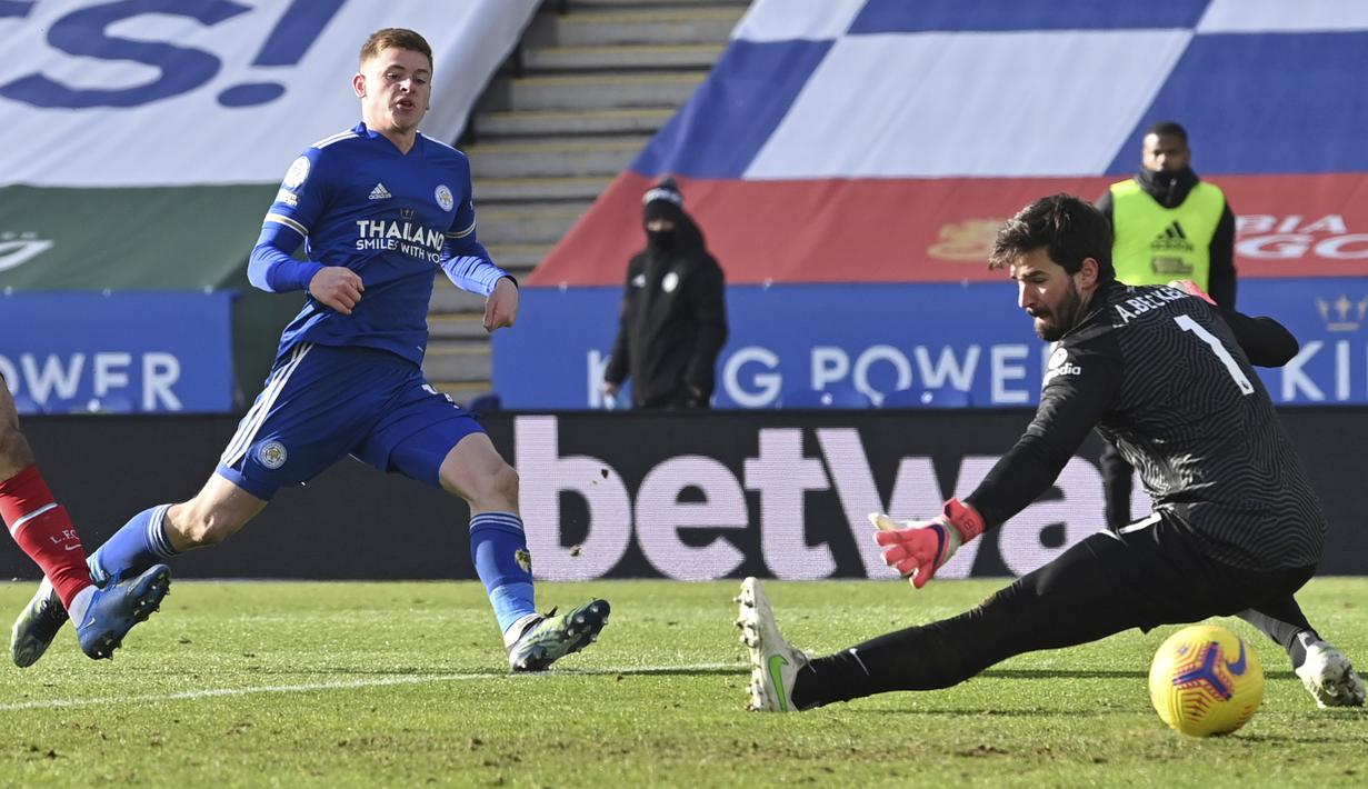 Harvey Barnes sukses menambah keunggulan The Foxes pada menit ke-85 memanfaatkan umpan dari Wilfred Ndidi. (Foto: AP/Pool/Paul Ellis)