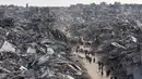 Foto udara menunjukkan para pengungsi Palestina yang kembali ke kamp pengungsi Jabalia yang hancur akibat perang di Jalur Gaza utara pada 19 Januari 2025. (Omar AL-QATTAA/AFP)