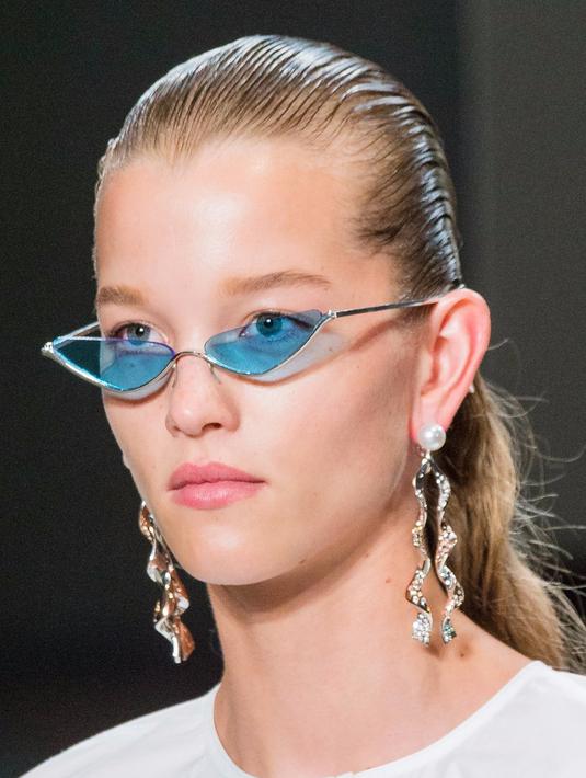  Model Kacamata  yang Trendy Sekarang Justru Makin Kecil 