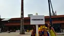 Sejumlah warga berpose di depan sebuah menara lego setinggi 35.50 meter, Itali, Minggu (21/6/2015).  Menara ini dibangun oleh ribuan relawan menggunakan sekitar 580.000 lego dan mendapat sertifikat rekor dunia dari Guinness. (AFP Photo/Giuseppe Cacace) 